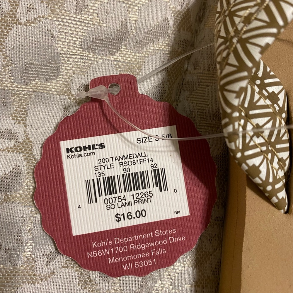 Women sandals sz 6 - Picture 2 of 3